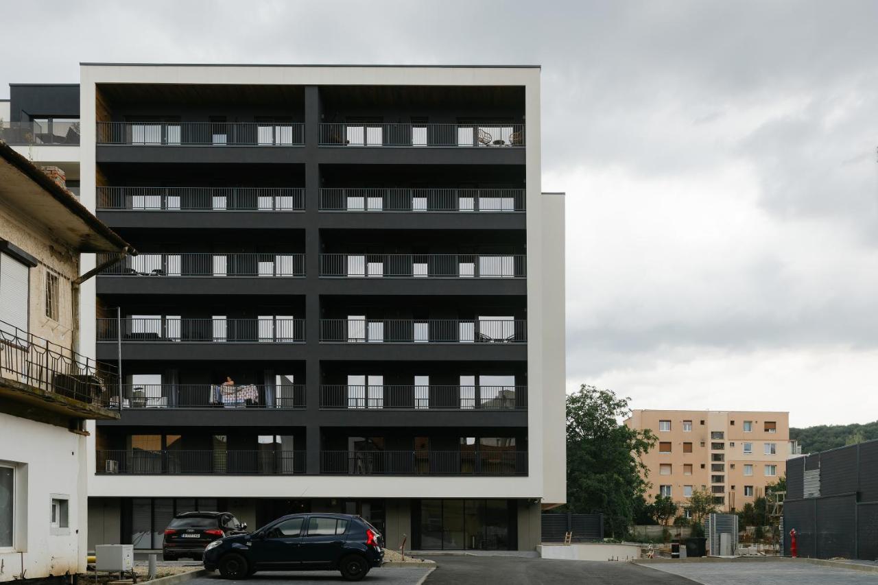 The Forest - Luxe With Free Secured Parking Apartment Brasov